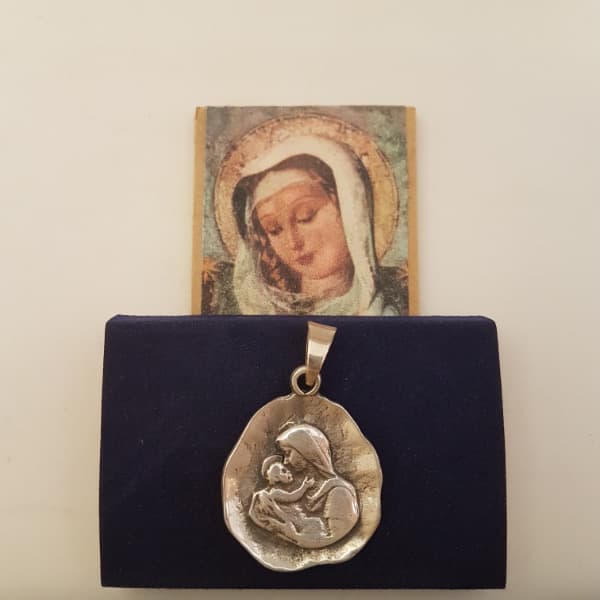 Medalla martelé silueta María con el Niño grande en Plata Mater, 33 mm