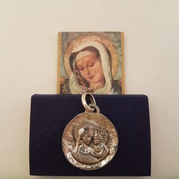 Medalla martelé silueta María Reina con el Niño en Plata Mater, 34 mm
