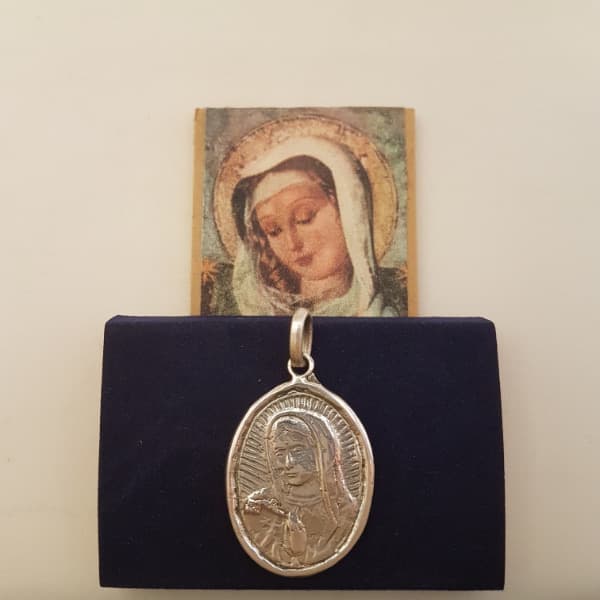 Medalla Virgen de Guadalupe oval con virola grande en Plata Mater