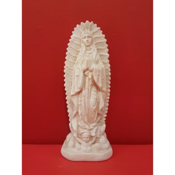 Imagen de la Virgen de Guadalupe en yeso monocromático, 15 a 20 cm