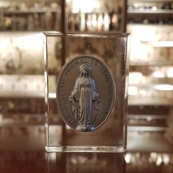 Acrílico con medalla oval Virgen Milagrosa, 70 x 70 mm