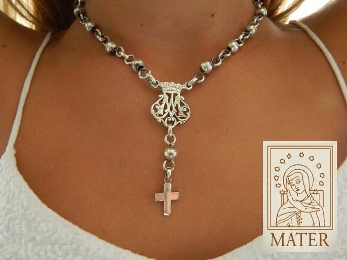 Decenario de cuello monograma en Plata Mater con cadena gruesa, cuentas de 8 mm