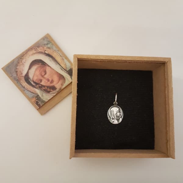 Medalla oval Virgen Niña en plata 900, 16 mm