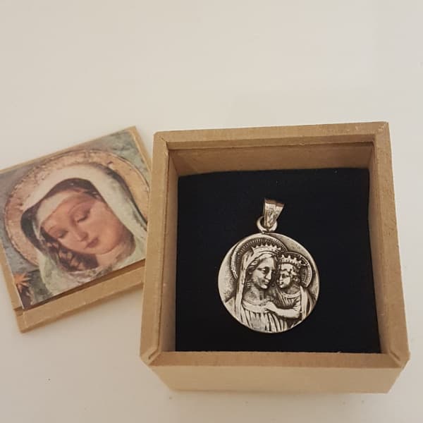Medalla María Reina con el Niño en plata 900, 30 mm