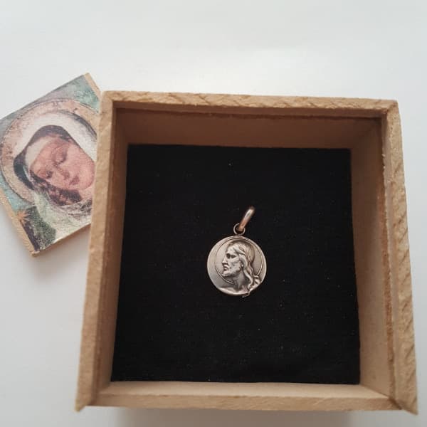 Medalla Divino Rostro en plata 900