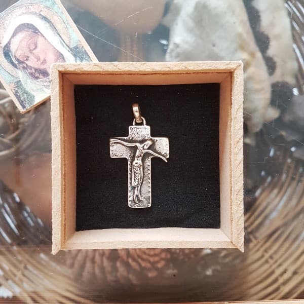 Cruz con Cristo grande punteada en plata 900