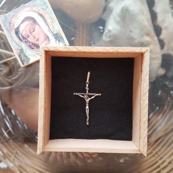 Cruz con Cristo chica en plata 900