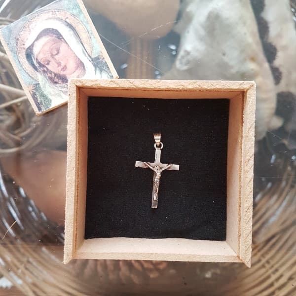 Cruz cuadrada o redonda con Cristo en plata 900, número 2