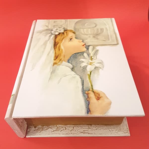 Caja libro de Primera Comunión con lirio