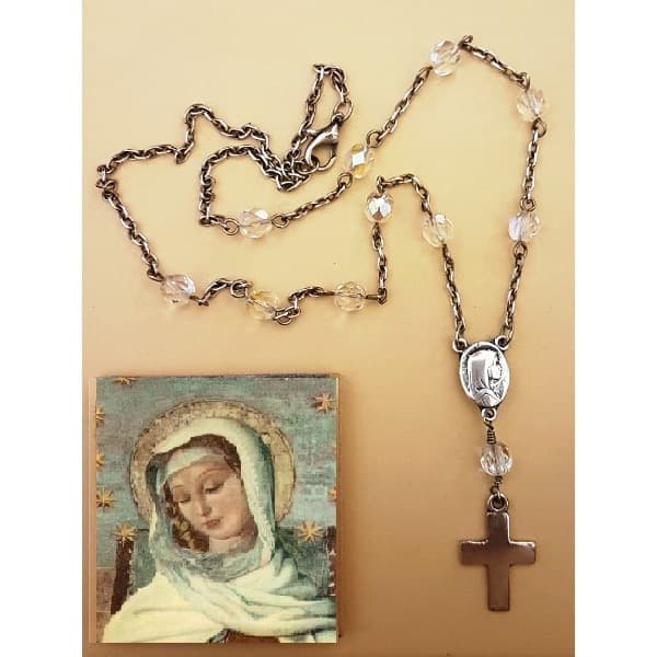 Decenario de cuello de cristal Virgen Niña oval con centro y cruz mini, cuentas de 6 mm