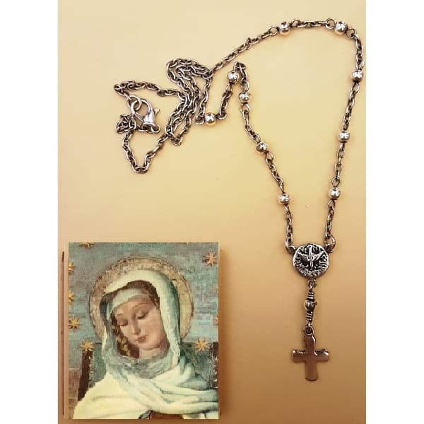 Decenario de cuello Espíritu Santo en Plata Mater con centro y cruz, cuentas de 4 mm