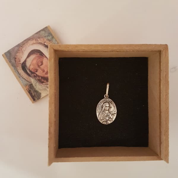 Medalla oval Santa Teresita de Lisieux en plata 900
