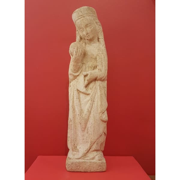 Imagen de la Virgen románica de pie en piedra