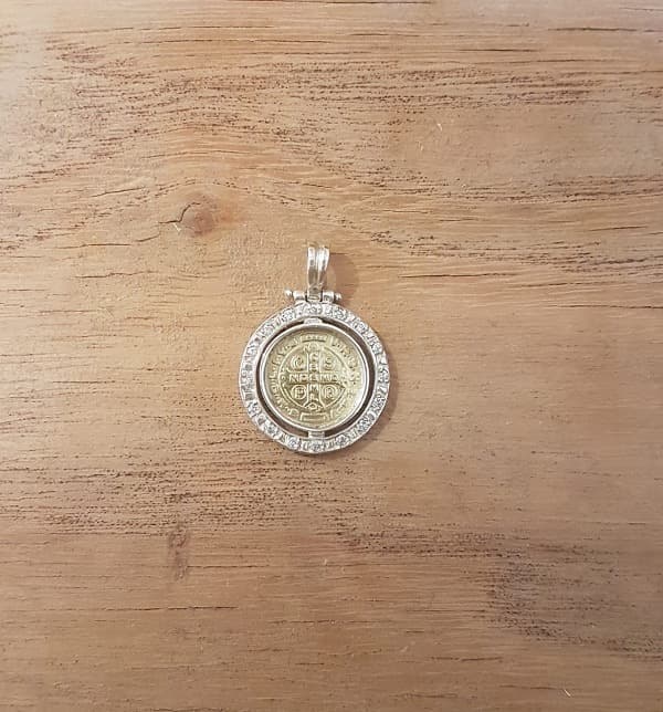 Medalla Astral San Benito en plata 900 con centro de oro y cubic, 18 mm