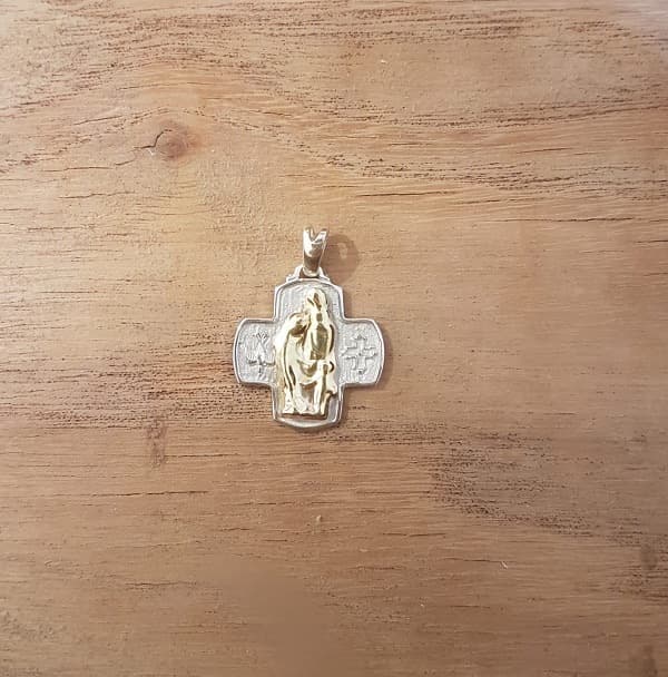 Medalla con forma de cruz Sagrada Familia en plata 900 con centro de oro