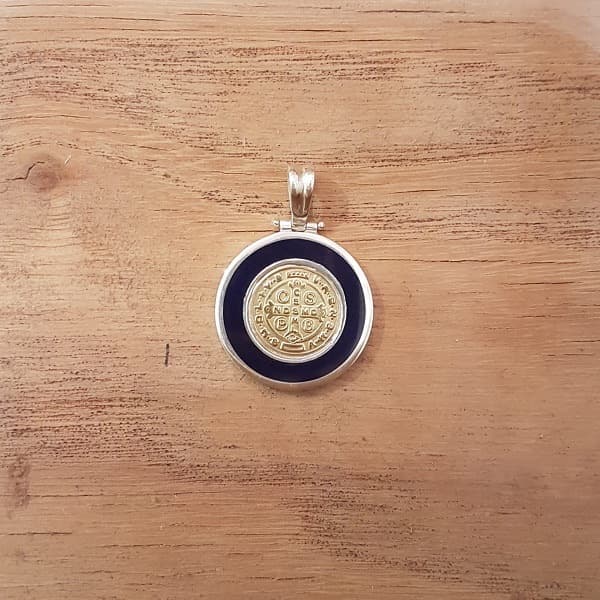 Medalla San Benito en plata 900 con centro de oro y esmalte azul, 24 mm