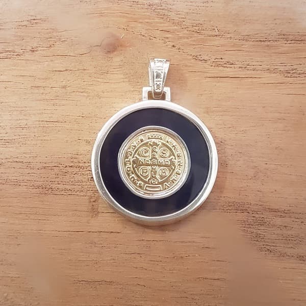 San Benito (plata, oro y esmalte)